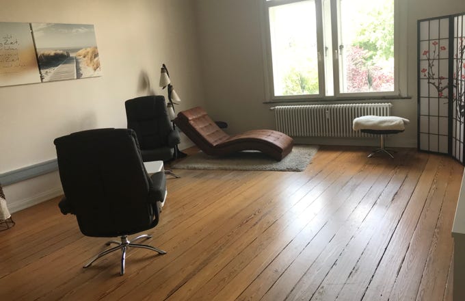 Dieses Bild zeigt den Raum Westflügel der Flexipraxis von der Tür aus gesehen. 